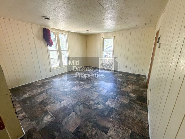 Building Photo - 408 S Duff St
