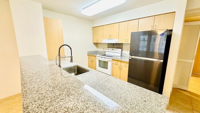 Building Photo - Diamond in the rough 1 bedroom with den in Honolulu!