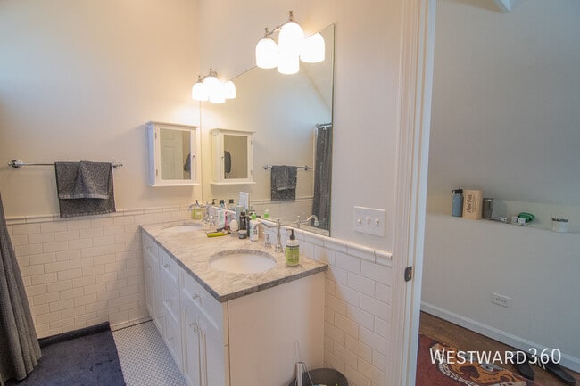 Building Photo - 1709 W Barry Ave