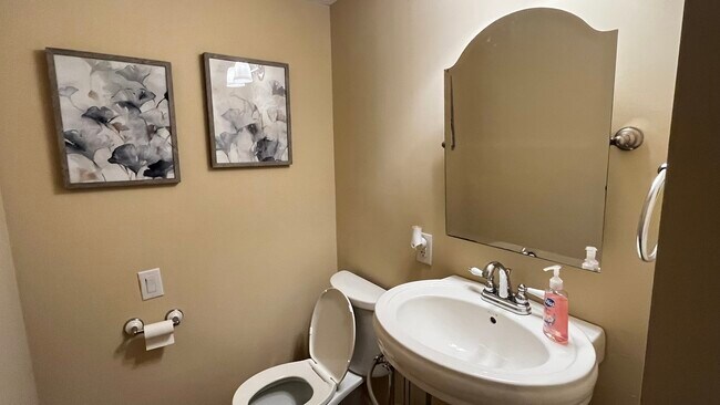 Half Bath - 5612 N Hills Dr