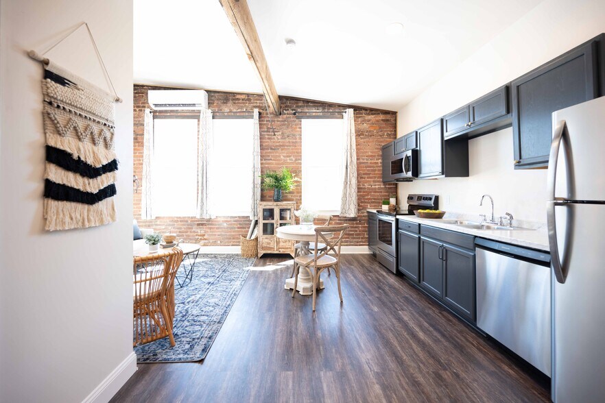 3 Large Windows let in tons of light - 105 N Main St