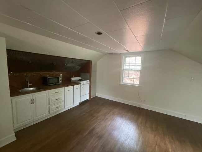 Building Photo - 1203 W Friendly Ave