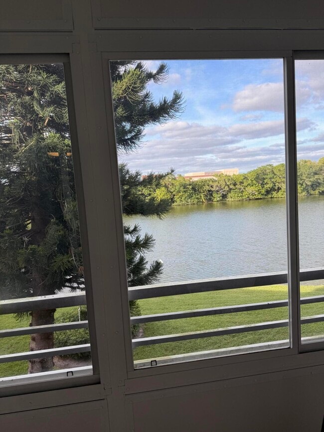 Building Photo - 3062 Ainslie Dr