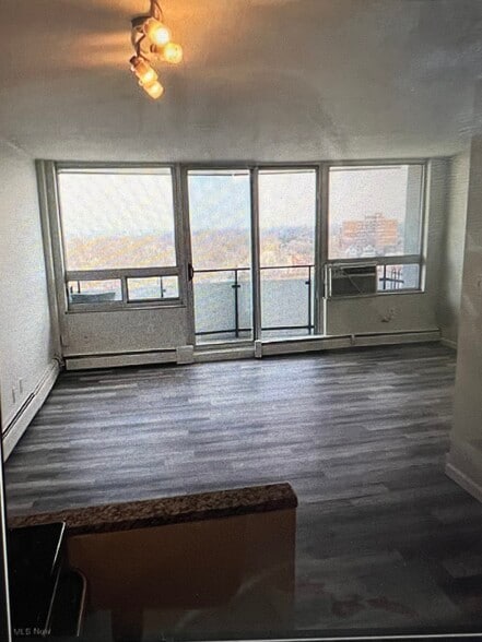 Building Photo - 11811 Lake Ave