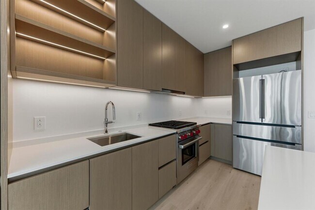 Building Photo - 610 Davis St