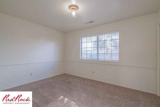 Building Photo - Charming 2 Bedroom Townhome