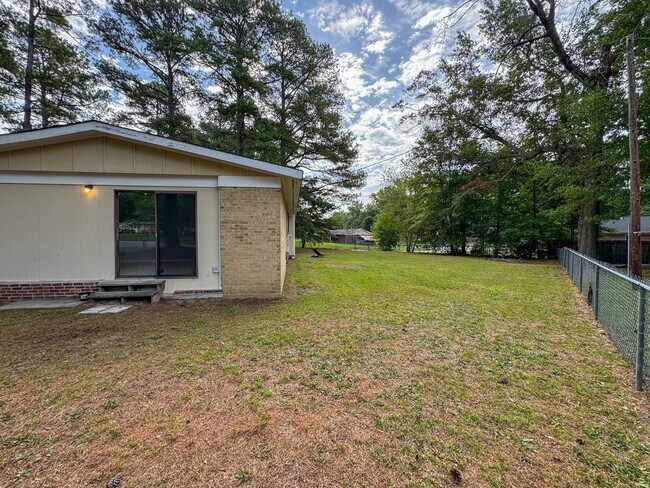 Building Photo - Charming 3 Bed 2 Bath Fayetteville Home with Fenced Yard