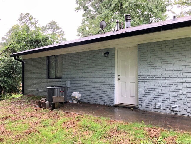 Building Photo - AVAILABLE NOVEMBER 2025 | 2BR 1BA Duplex