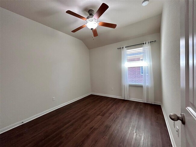 Building Photo - 180 Mystic Hollow