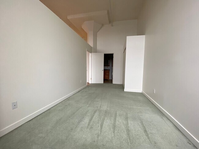 Building Photo - EastSide / Shadyside! Hardwood/Brick/Lots of Windows! Incredibly Spacious! Call Today!