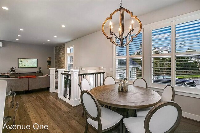 Building Photo - 3 br, 2.5 bath House - 957 W McGraw St #2