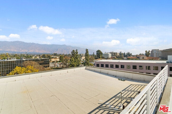 Building Photo - 164 Chestnut St