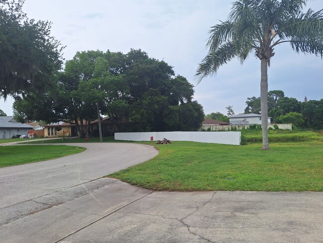 Building Photo - 2BR 2BA 1 CAR GARAGE DUPLEX IN PELICAN COVE WEST