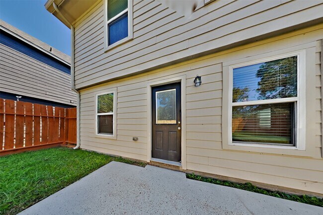 Building Photo - 16624 Foursquare Dr