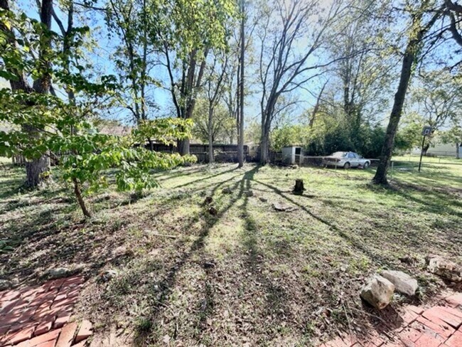 Building Photo - THREE BEDROOM/TWO BATH SOUTH HUNTSVILLE!