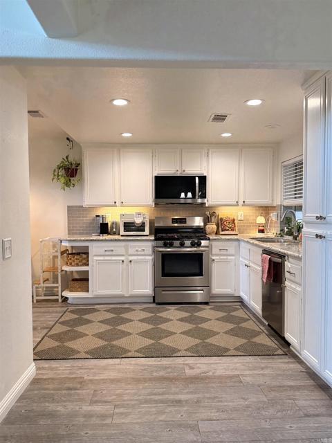 Building Photo - 951 River Oaks Ct