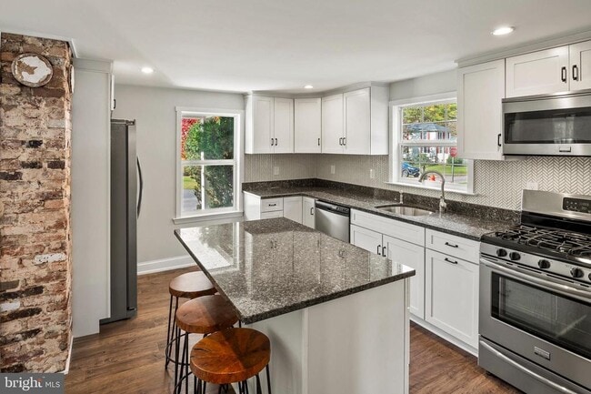 Building Photo - 2201 Alvin Ave