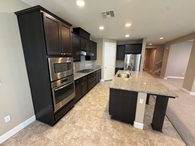 Building Photo - Spacious 4 Bed 3 Bath Tracy Home