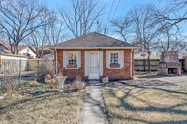 Building Photo - 1096 S Wildwood Ave