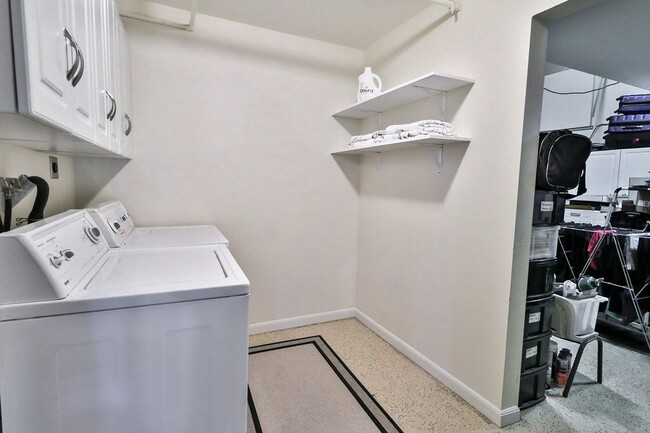 Building Photo - GORGEOUS REMODELED HOME WALKING DISTANCE T...
