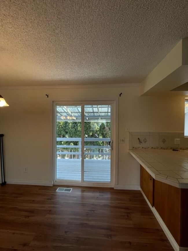 Building Photo - 2 Bedroom, 1.5 Bath Townhouse