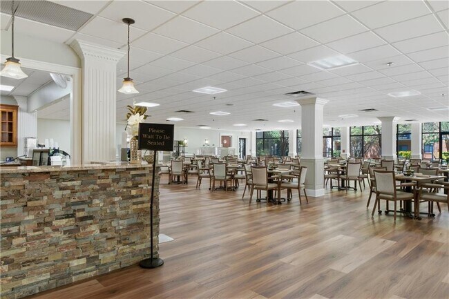 Building Photo - 300 Johnson Ferry Rd