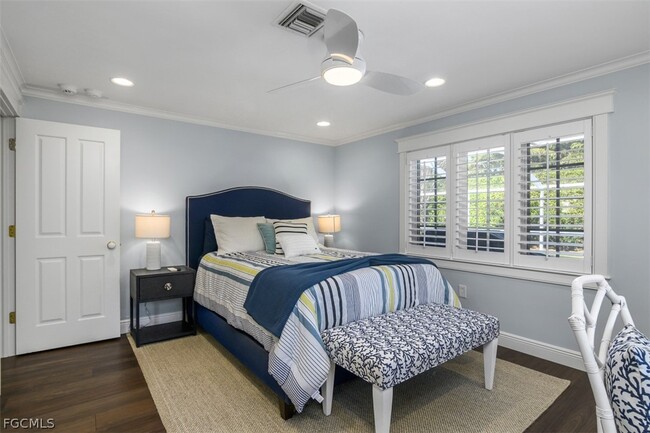 Building Photo - 549 7th Ave N