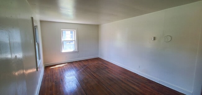 Building Photo - 2 Bedroom House