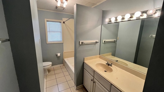 Building Photo - 4 Bed / 2 Bath Home with Fenced Backyard