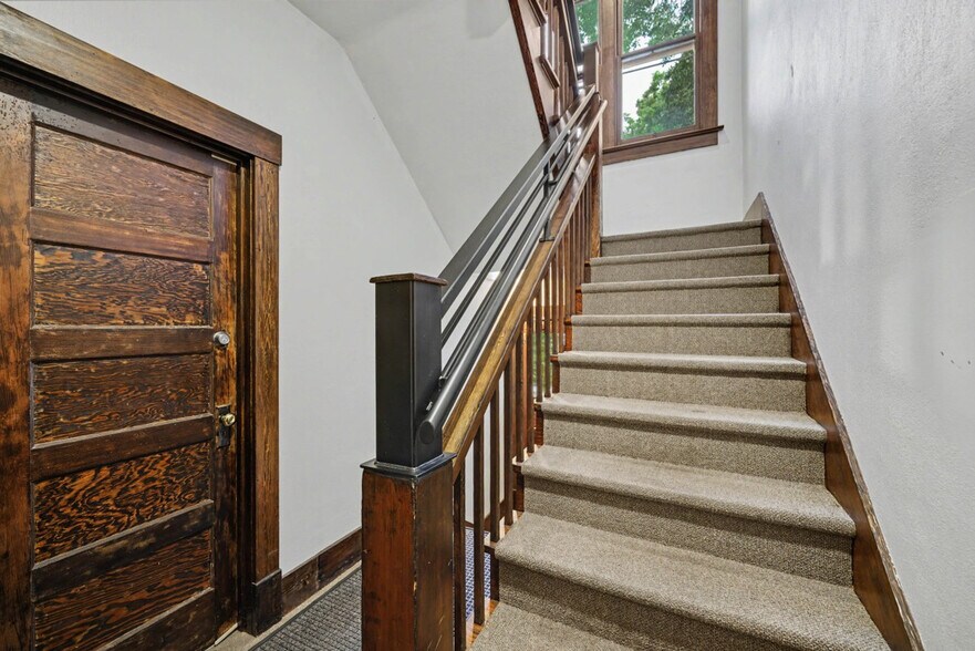 Building Photo - 516 W Olive St
