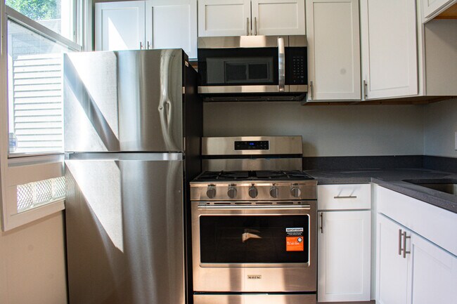 Building Photo - 1008 Garnett Pl