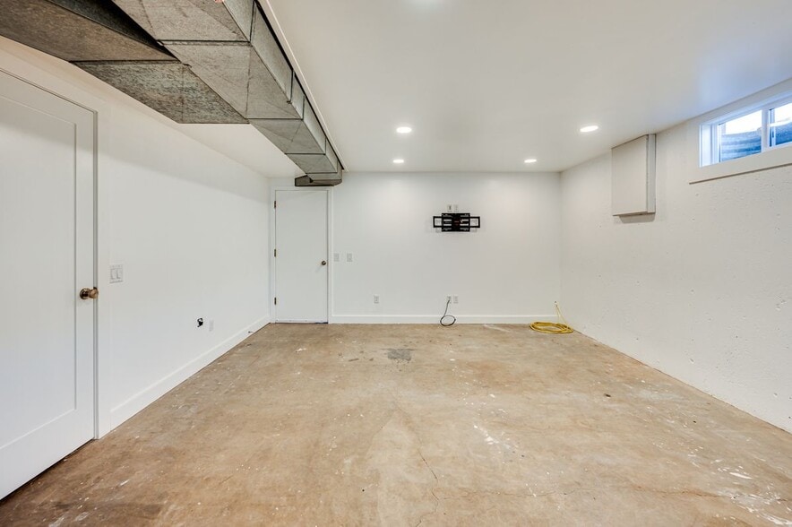 Building Photo - 634 NE 19th Ave