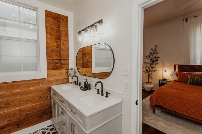 Building Photo - 3728 Homan Ave