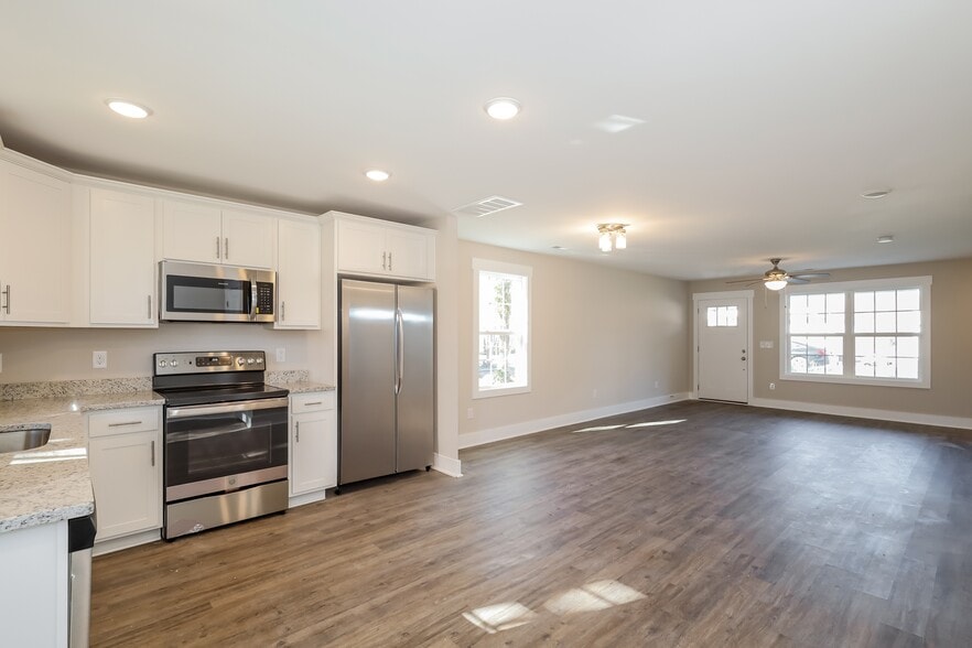 Building Photo - 2847 Saratoga Lake View