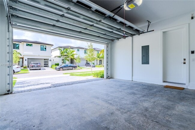 Building Photo - 1427 SW 23rd St
