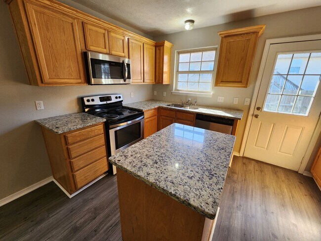 Building Photo - Spacious 3-Bedroom, 2-Bathroom Home AVAILABLE NOW!!
