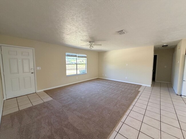 Building Photo - 3 bedroom 2 bath 1 Car Garage Single Family Home