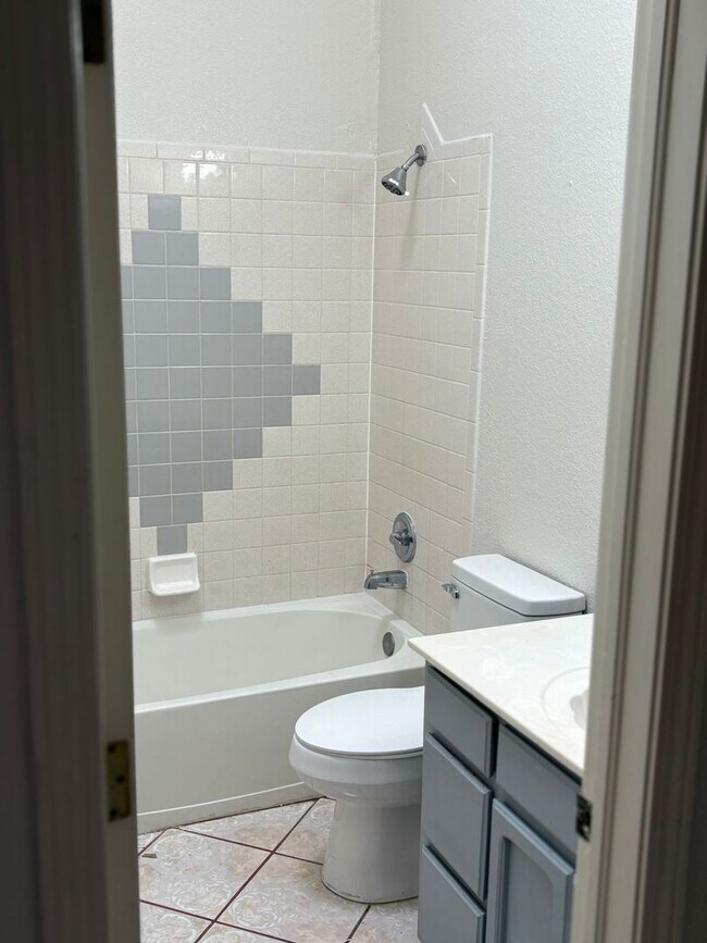 Building Photo - Charming 3 bedroom, 2 bath home in East El...