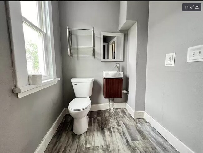 Building Photo - 829 10th St SW