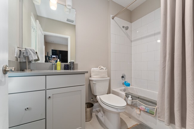 Building Photo - 115 E Concord St