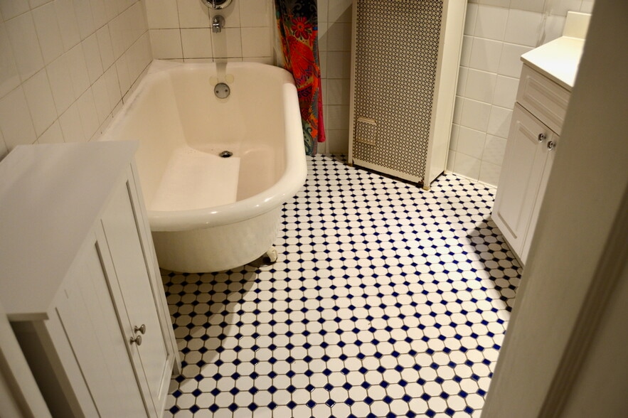 Building Photo - 828 W Lakeside Pl