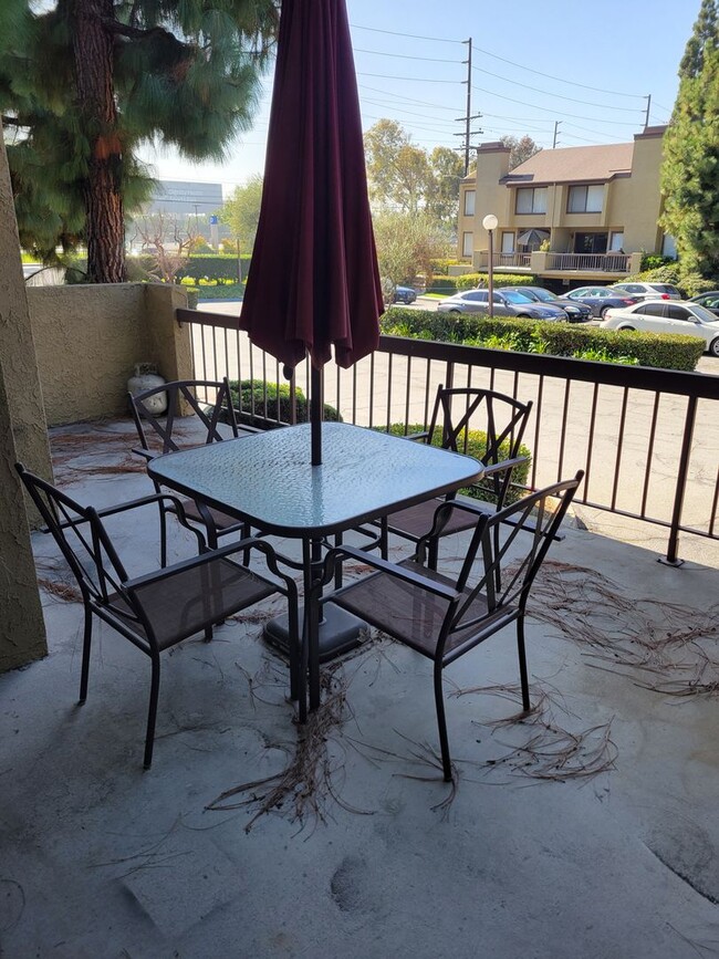 Building Photo - Plenty of Natural Light! Spacious Townhous...