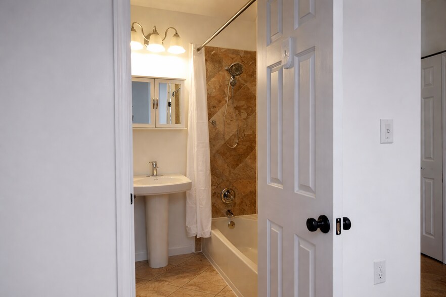 Building Photo - 1933 4th St NE