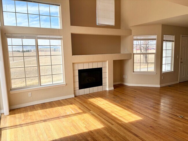 Building Photo - Great Location! Attractive 3 Story Condo