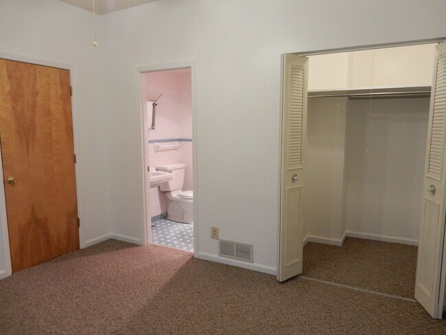 Bedroom, full bath, large closet. - 302 Crescent Ct