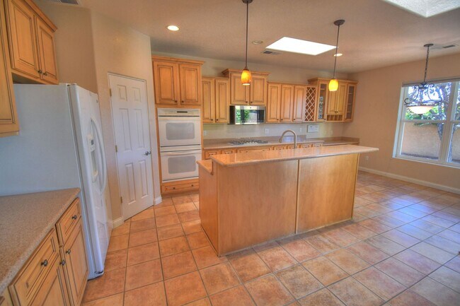 Building Photo - Beautiful NE Heights 3-4 Bedoom with Amazi...