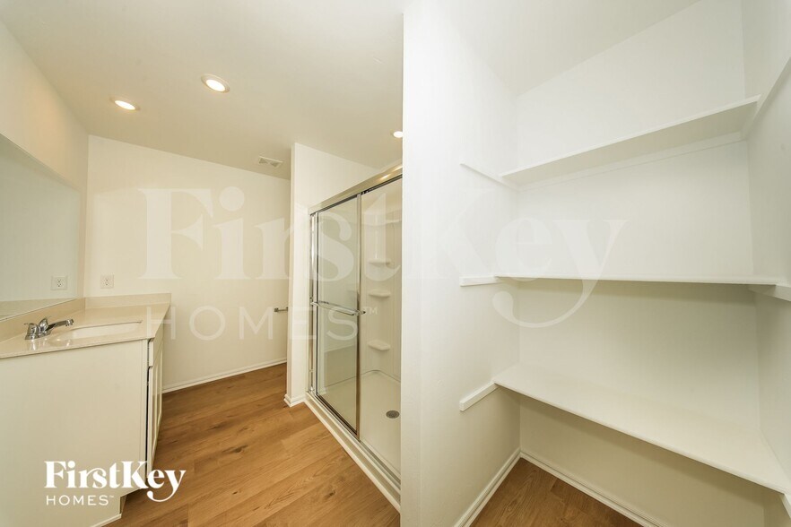 Building Photo - 441 Labelle Ln