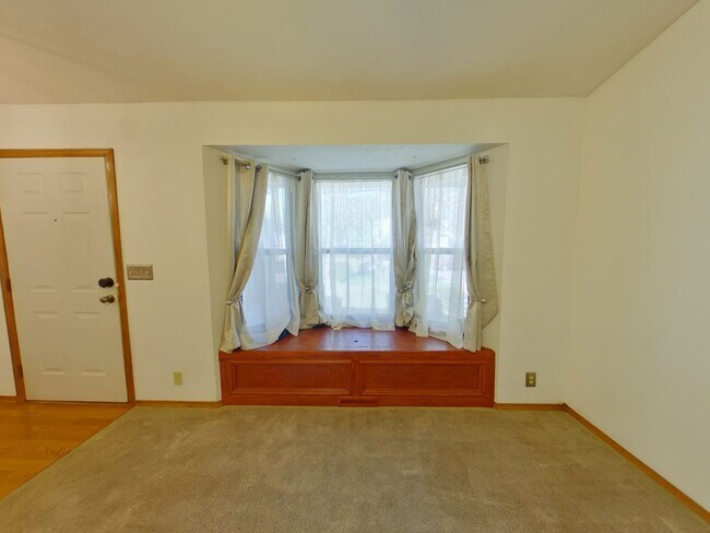 Building Photo - 3 Bedroom Home