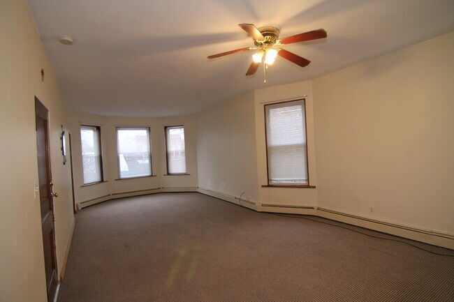 Primary Photo - 4025 W Cornelia Ave