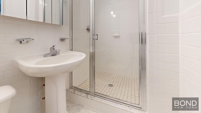 Building Photo - 39 E 65th St